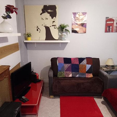 Guesthouse Familial Pour 2,3,4 Personnes De 44M2- Accessible Handic -Rez De Chaussee-Vues Sur Rue Et Patio Prive - Sejour, Chambre Separee-Cuisine,Salle De Bain,Lit Double Et Canape-Lit 2Pers-Entree De La Rue Berzelius-5 Minutes Du Metro Brochant-Lig 巴黎 外观 照片