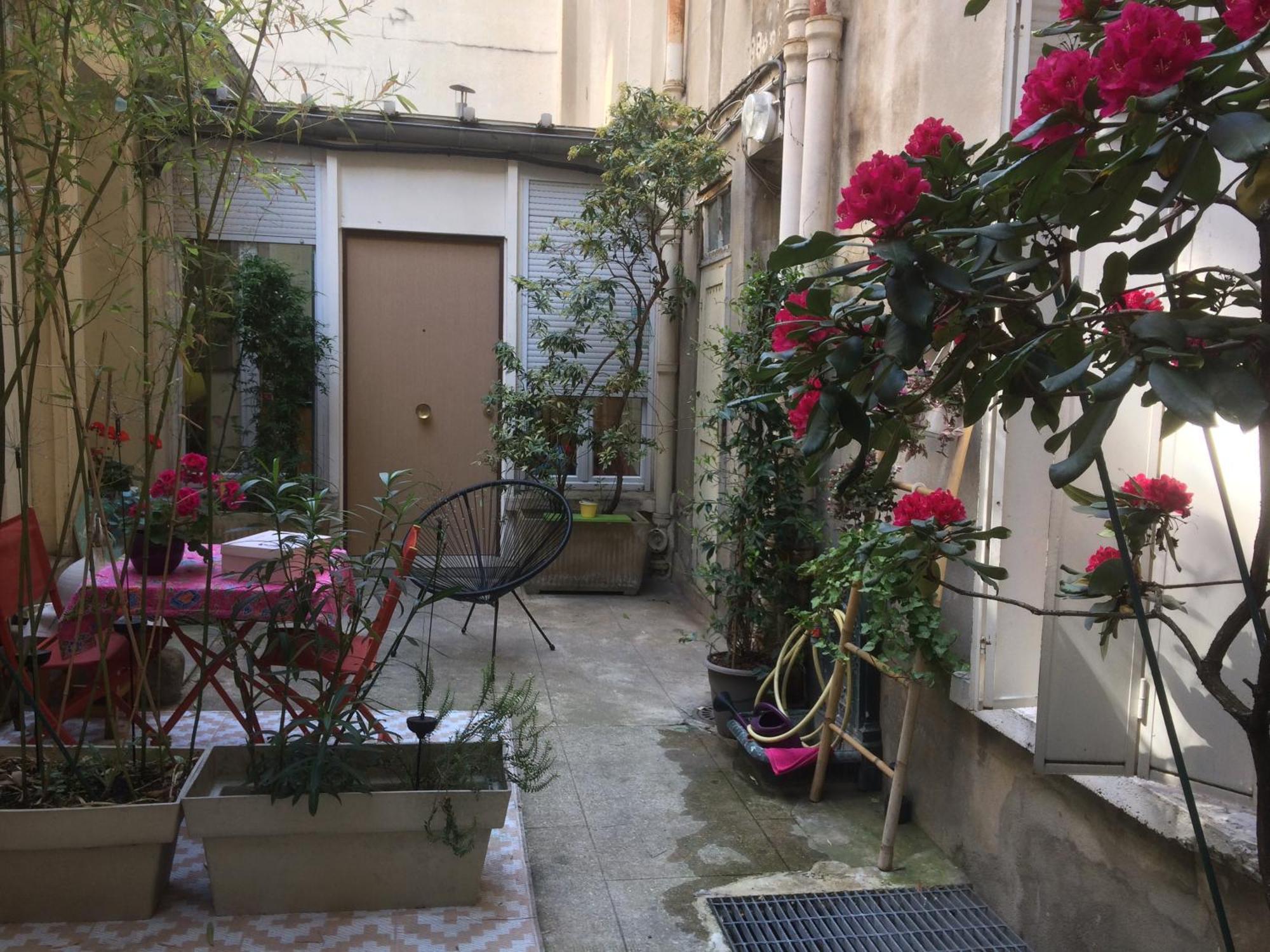 Guesthouse Familial Pour 2,3,4 Personnes De 44M2- Accessible Handic -Rez De Chaussee-Vues Sur Rue Et Patio Prive - Sejour, Chambre Separee-Cuisine,Salle De Bain,Lit Double Et Canape-Lit 2Pers-Entree De La Rue Berzelius-5 Minutes Du Metro Brochant-Lig 巴黎 外观 照片